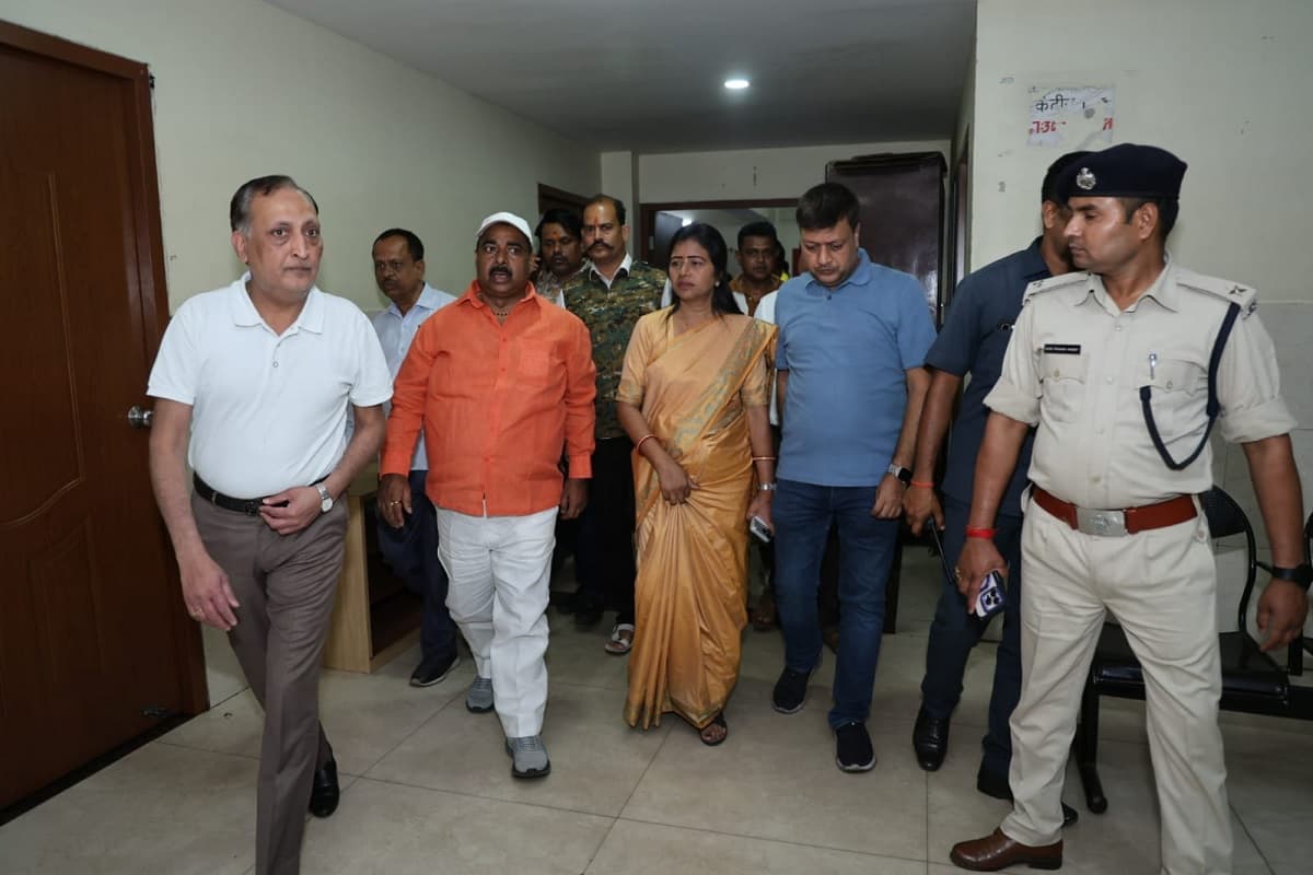 रामगढ़ के इस्पात प्लांट हादसे के घायलों को देखने अस्पताल पहुंचे श्रम मंत्री, जांच का दिया निर्देश