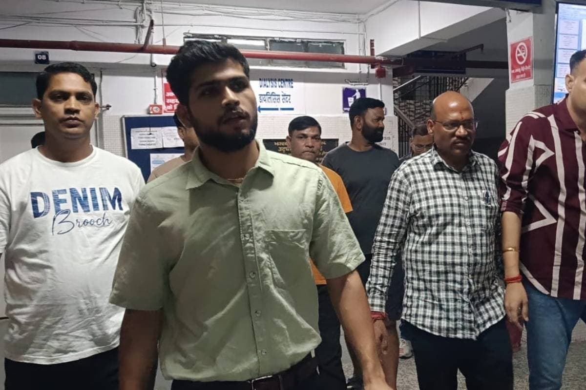 सदर अस्पताल के डॉक्टर के साथ हुई बहस के बाद धरना पर बैठे नप अध्यक्ष, एसडीओ ने कराया मामला शांत