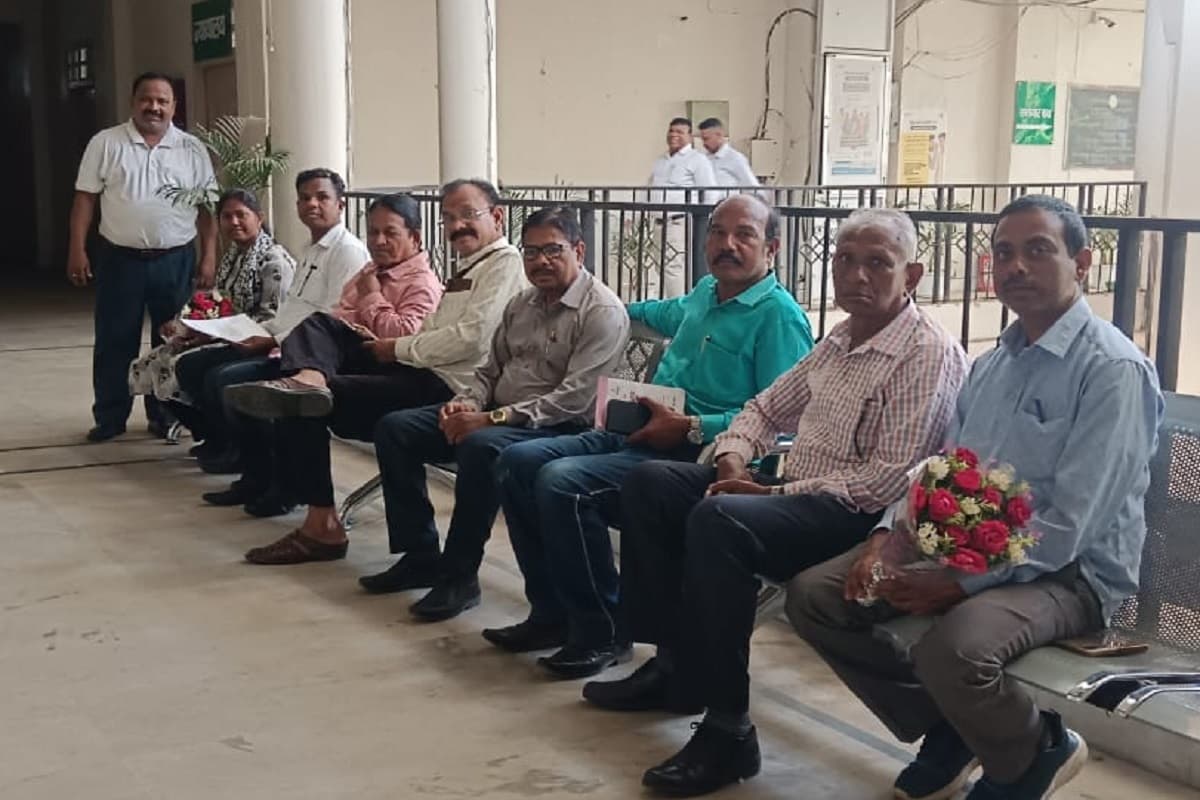 कोल्हान की सड़कों पर अंधेरे से उजड़ गया 324 परिवार, कोल्हान रक्षा संघ ने प्रशासन के खिलाफ खोला मोर्चा