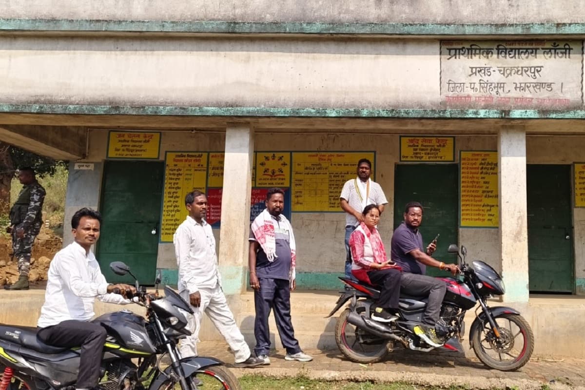 बुनियादी समस्याओं से जुझ रहे सरायकेला के गांवों में लोग, विधायक दशरथ गागराई ने बाइक से किया दौरा