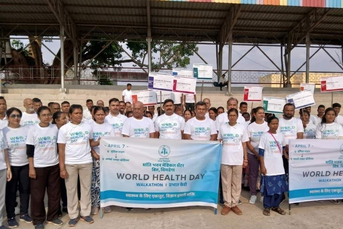 सिमडेगा में विश्व हेल्थ दिवस पर आयोजित प्रभात फेरी में शामिल पुलिस पदाधिकारी और चिकित्सक