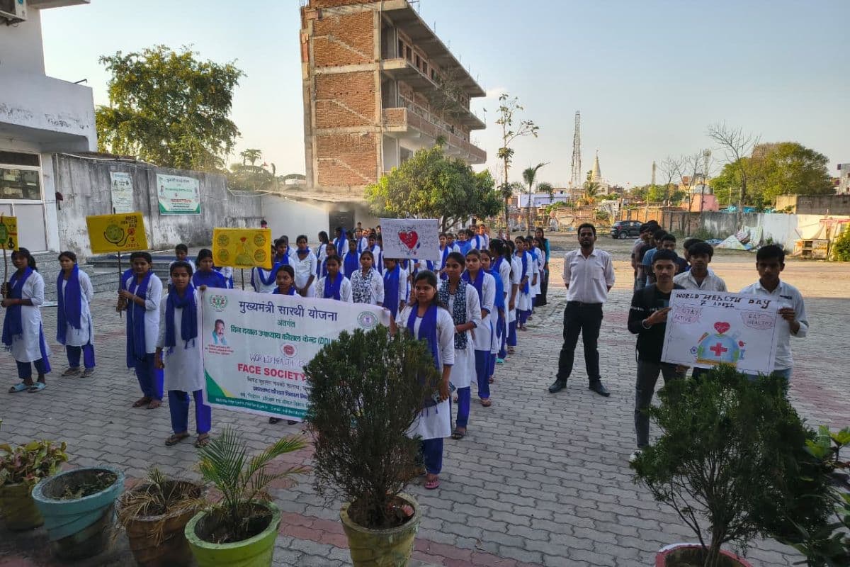 चतरा मेगा स्किल सेंटर में ‘विश्व स्वास्थ्य दिवस’ की धूम, प्रशिक्षु छात्रों ने ग्रामीणों को दिया स्वच्छता का संदेश