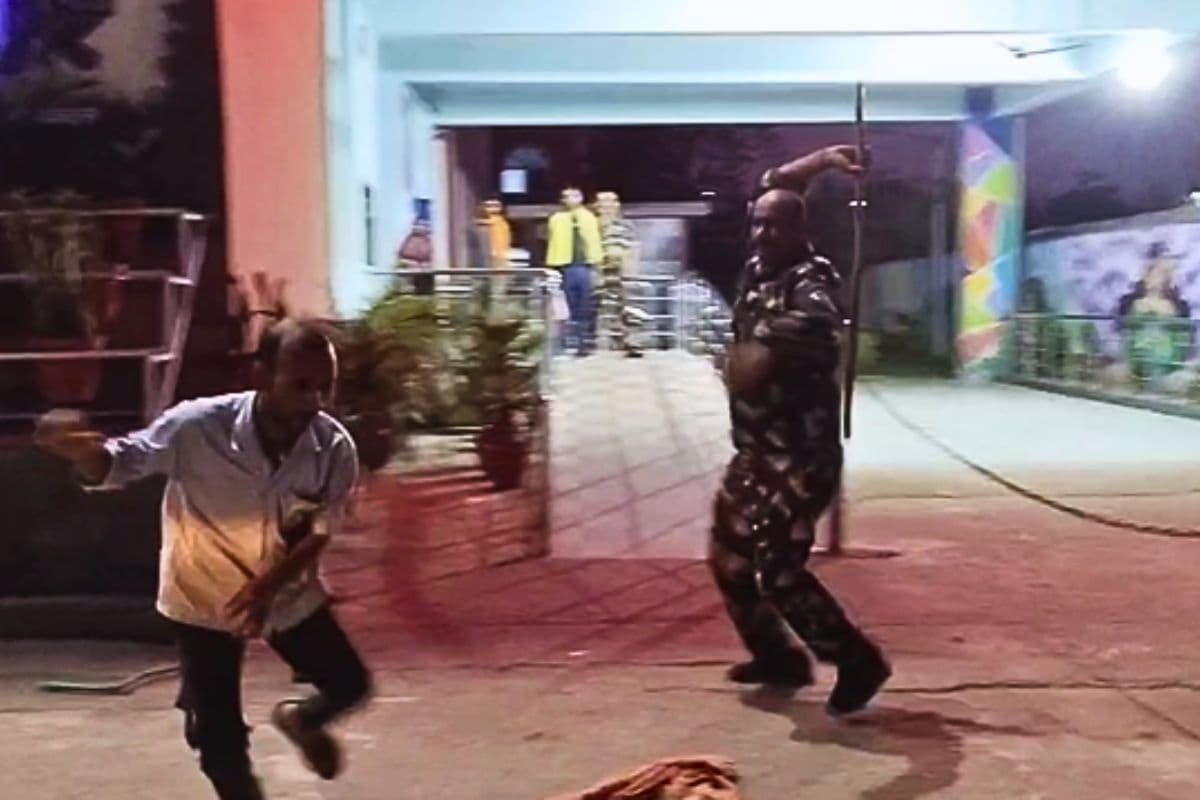 बिहार के एक सरकारी अस्पताल में मेहनताना मांगने पर सफाईकर्मी की पिटाई, वीडियो वायरल होते ही गार्ड बर्खास्त