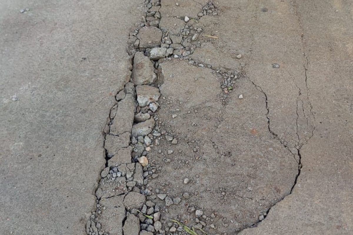 पतरातू-कटिया बस्ती में एक महीने में ही उखड़ी नई सड़क, दोषियों पर कार्रवाई की मांग 