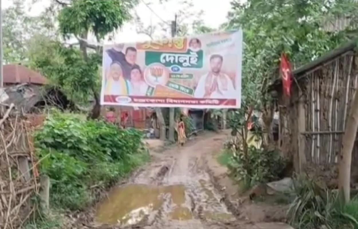 बंगाल में विकास की बढ़ी चाहत, जर्जर सड़क पर लोगों ने लगाया चुनाव बहिष्कार का पोस्टर