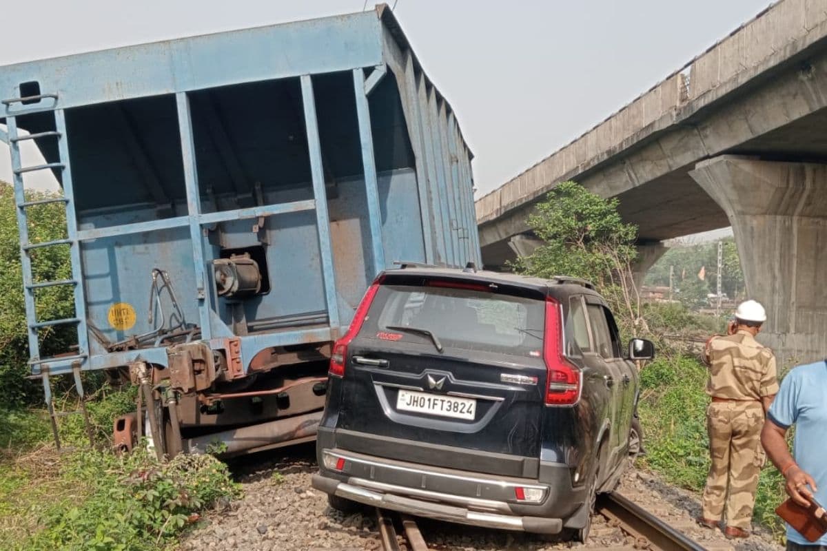 बोकारो थर्मल में प्लांट का गेट तोड़ मालगाड़ी ने स्कॉर्पियो को आधा किमी तक घसीटा, चालक ने कूदकर बचाई जान