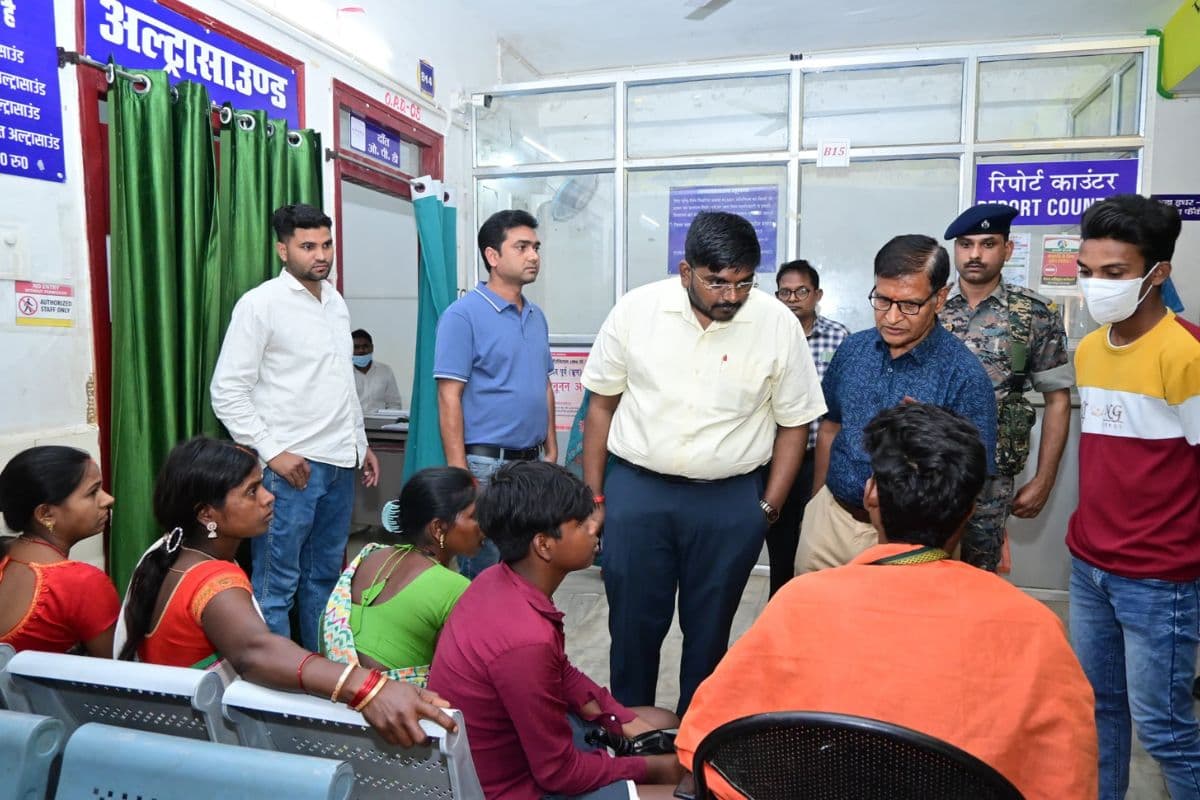 चतरा डीसी ने सदर अस्पताल का किया निरीक्षण, हॉस्पिटल मैनेजर को किया कार्यमुक्त