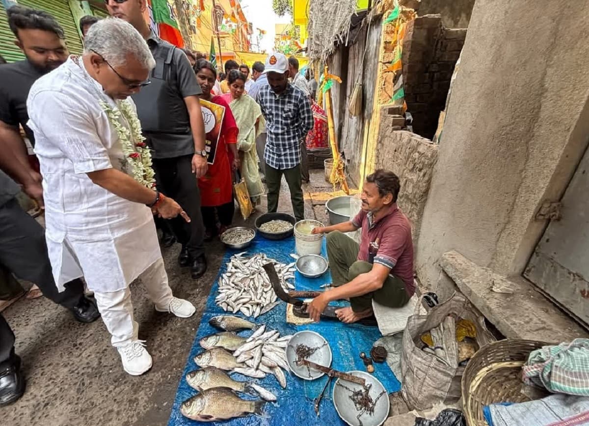 खड़गपुर के मछली दुकान पर पहुंचे दिलीप घोष, भाजपा उम्मीदवार का सब्जी बाजार में चला जनसम्पर्क 