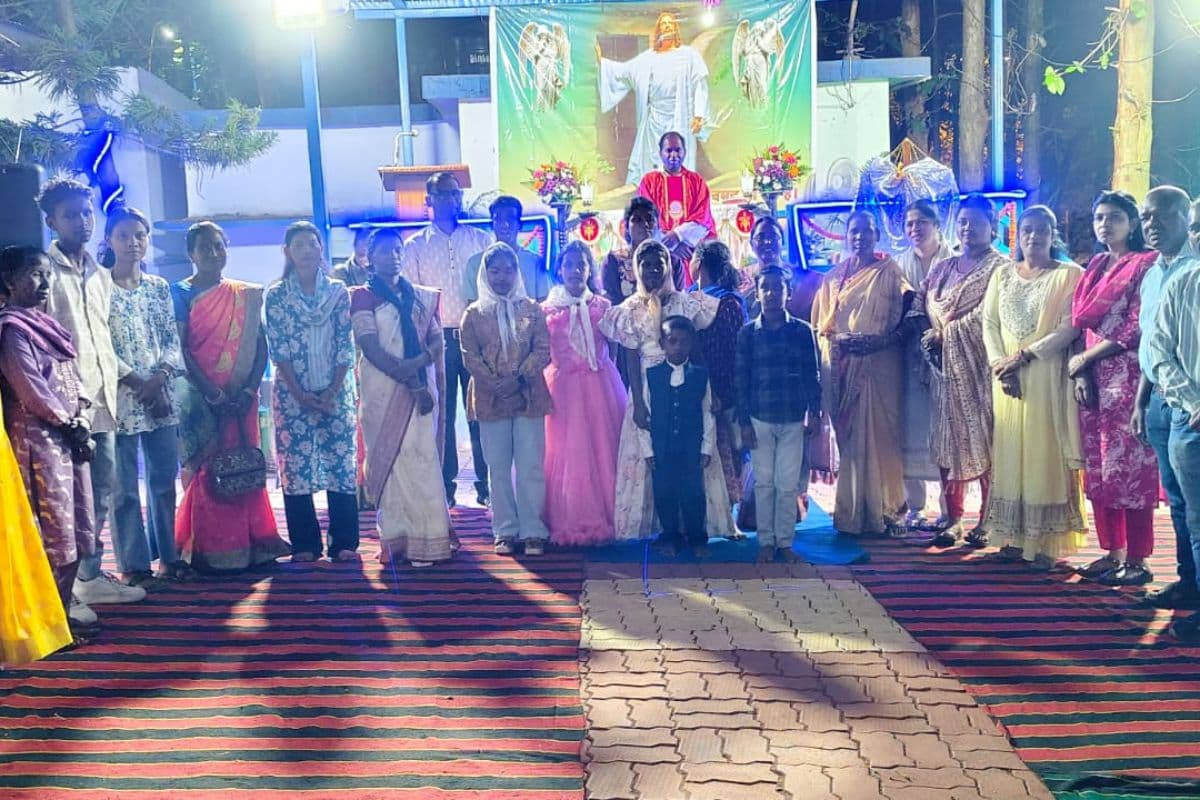 नोवामुंडी में हर्षोल्लास से मना पास्का जागरण 