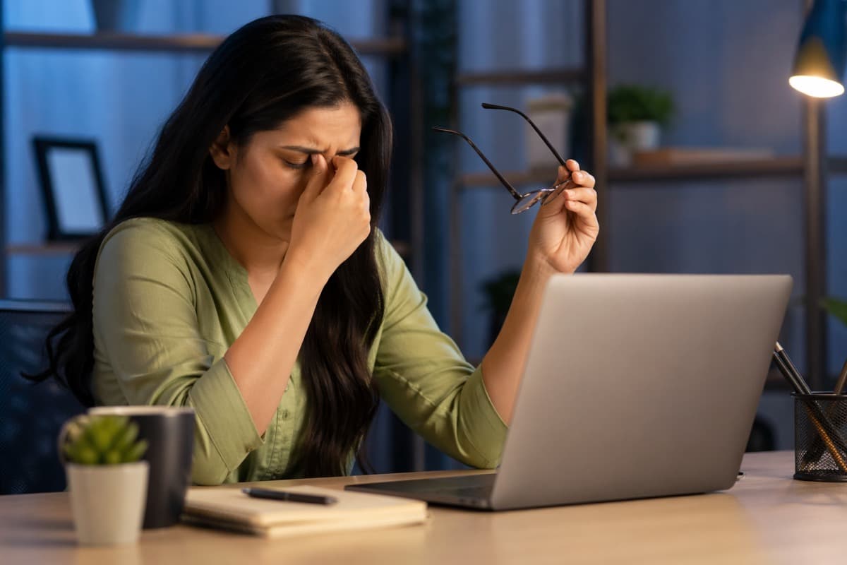 मोबाइल-लैपटॉप से नहीं हटती नजर? आंखों को बचाने के लिए अपनाएं ये 5 आसान टिप्स