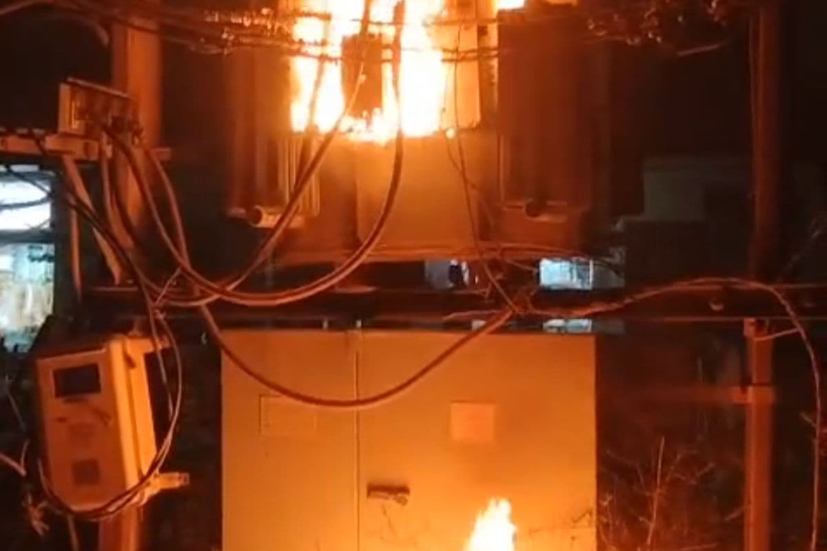 गढ़वा में लापरवाही से ट्रांसफार्मर में लगी आग, 3 घंटे तक छाया रहा अंधेरा