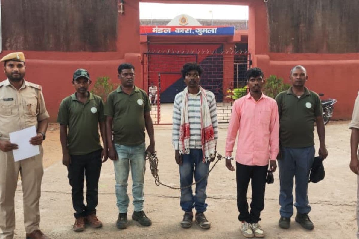 गुमला: टुडुरमा जंगल में आग बुझाने गई टीम को मिला शिकार का सामान, दो गिरफ्तार 