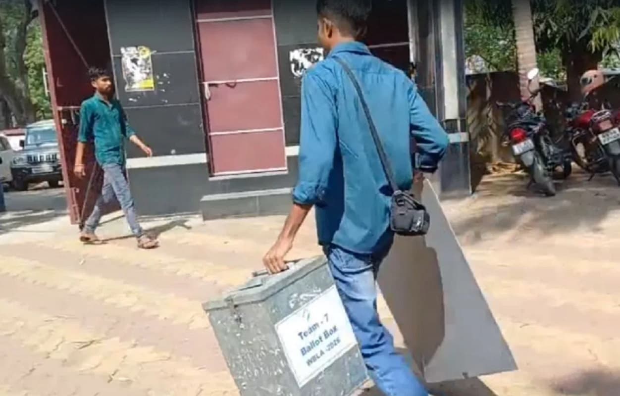 WB Assembly Election 2026 : पश्चिम बंगाल में मतदान शुरू, घर-घर पहुंच रहे बैलेट पेपर