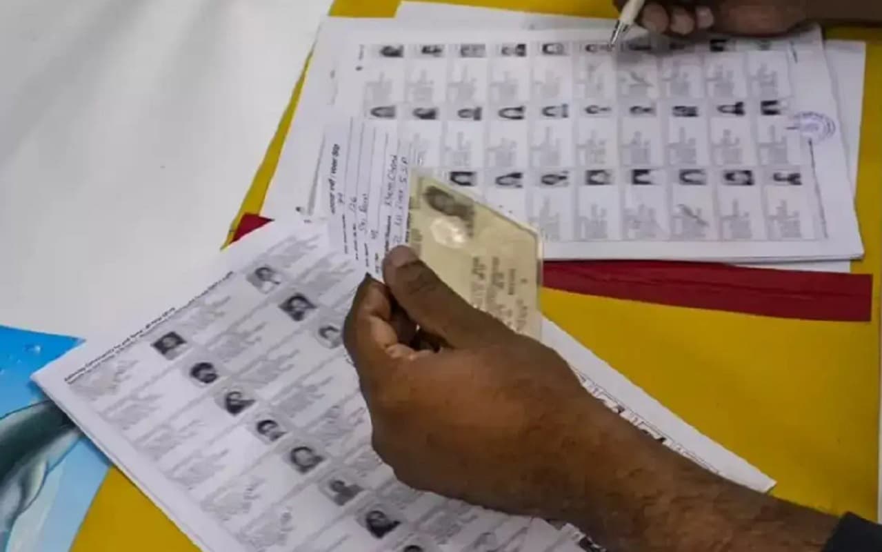 WB Assembly Election : पश्चिम बंगाल में घर-घर पहुंच रहे बैलेट पेपर, आसनसोल में अब तक पड़े 15 वोट