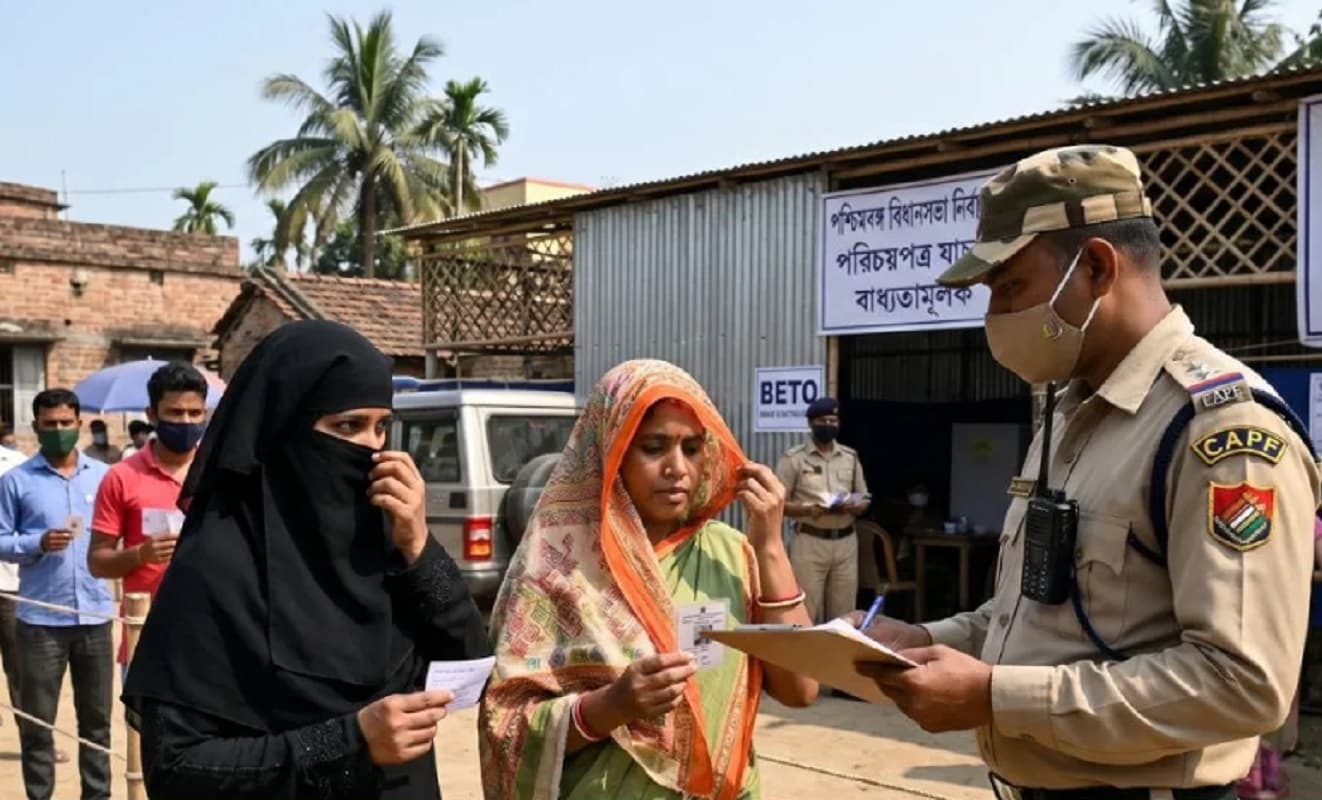 बंगाल चुनाव : न घूंघट, न बुर्का, संदेह होने पर सबको दिखाना होगा अपना चेहरा