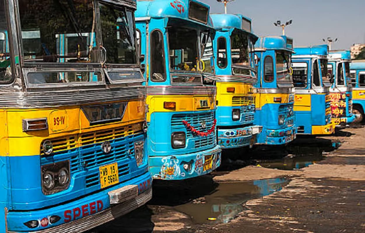 बंगाल चुनाव: मतदान से पहले कोलकाता में बसों पर ‘ब्रेक’, सड़कों से आधी गाड़ियां गायब