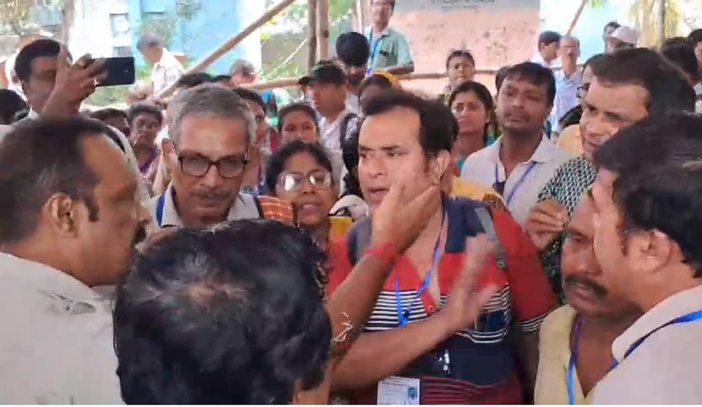 बंगाल चुनाव : बेवजह बुलाये गये बीएलओ का फूटा गुस्सा, चुनाव आयोग ने स्वीकार की गलती