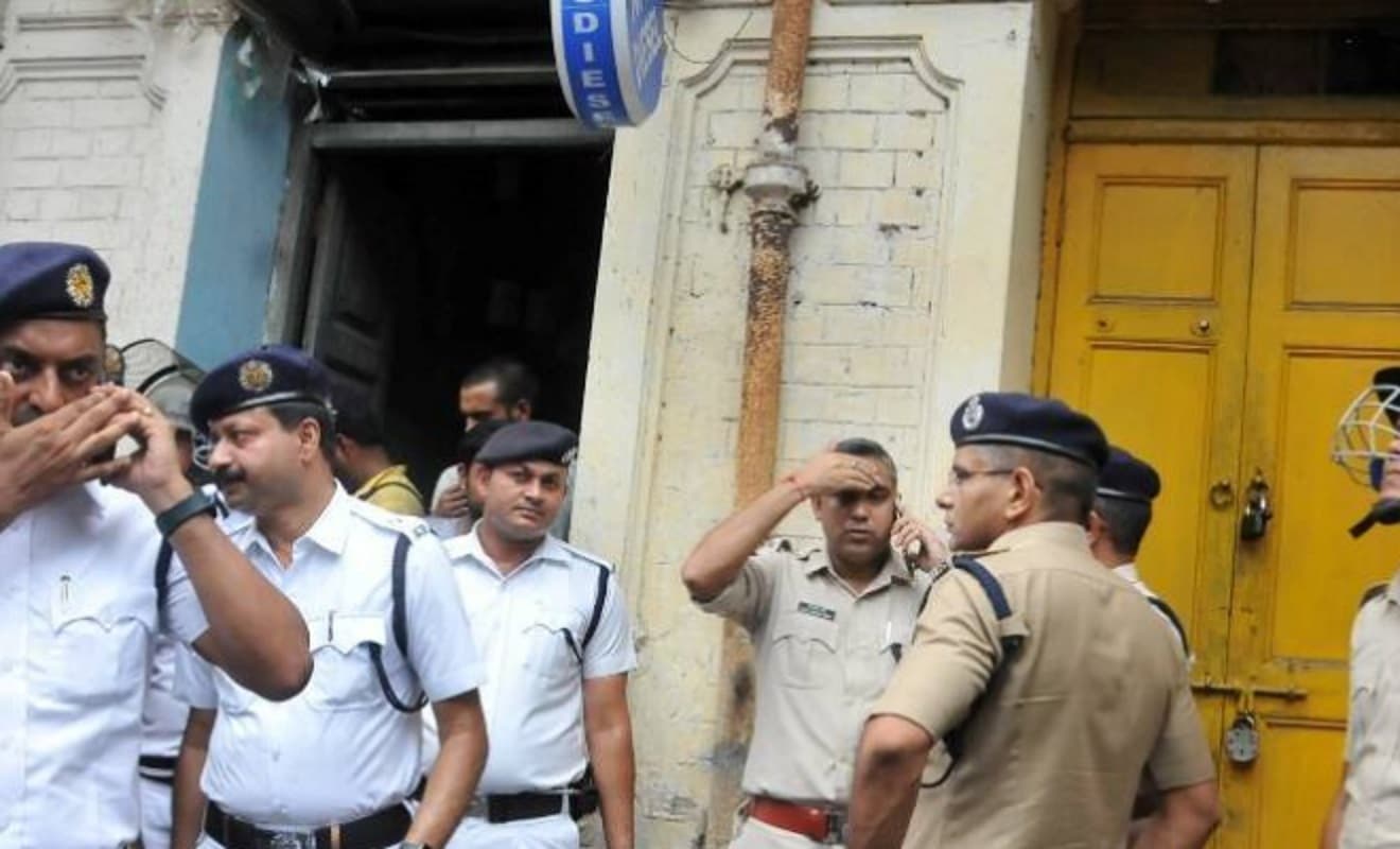 कोलकाता में वोटिंग से पहले सॉल्टलेक के गेस्ट हाउस में छापेमारी, तीन हिरासत में