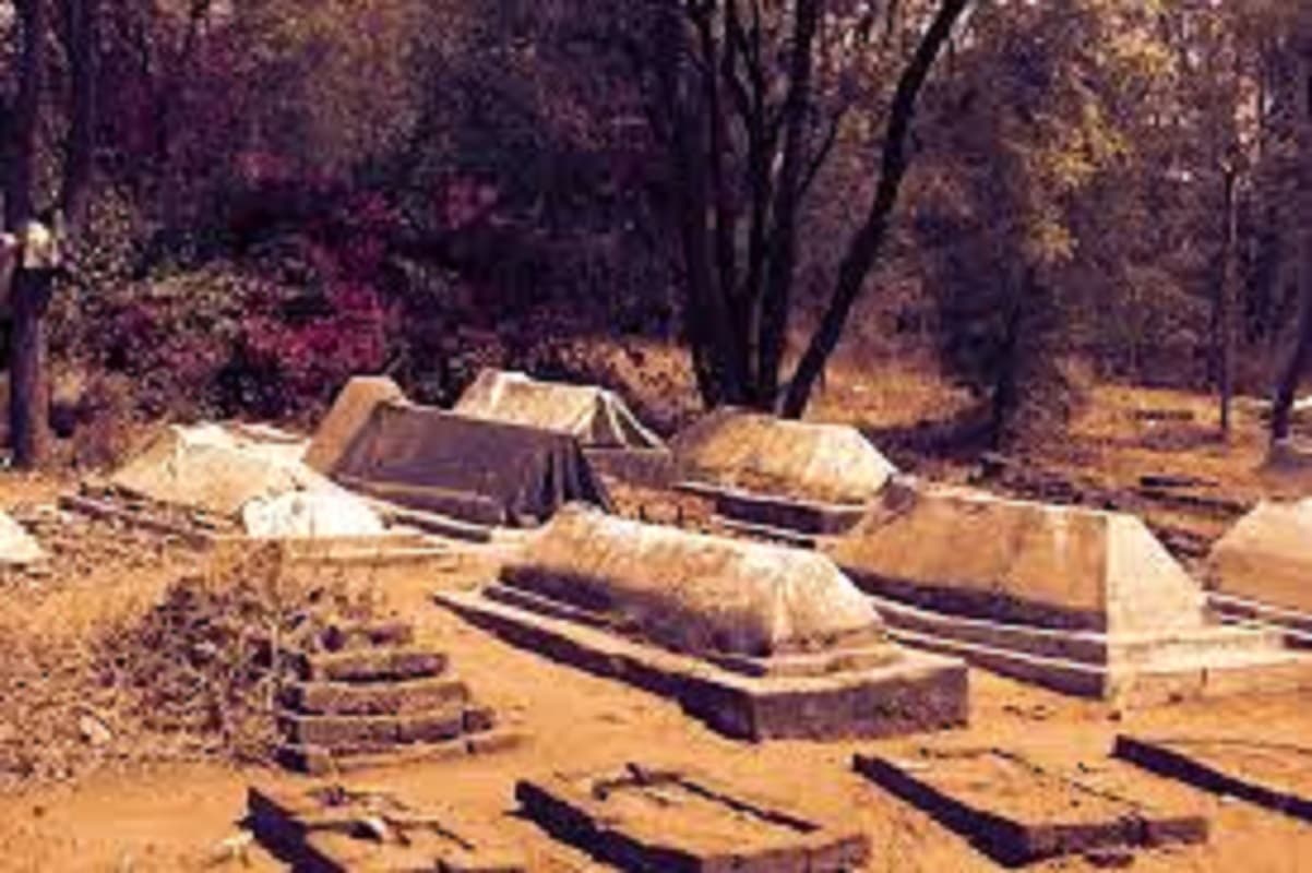 बंगाल में कब्रिस्तान से गायब हो रहे शव, नदिया पुलिस को तीन युवकों की तलाश