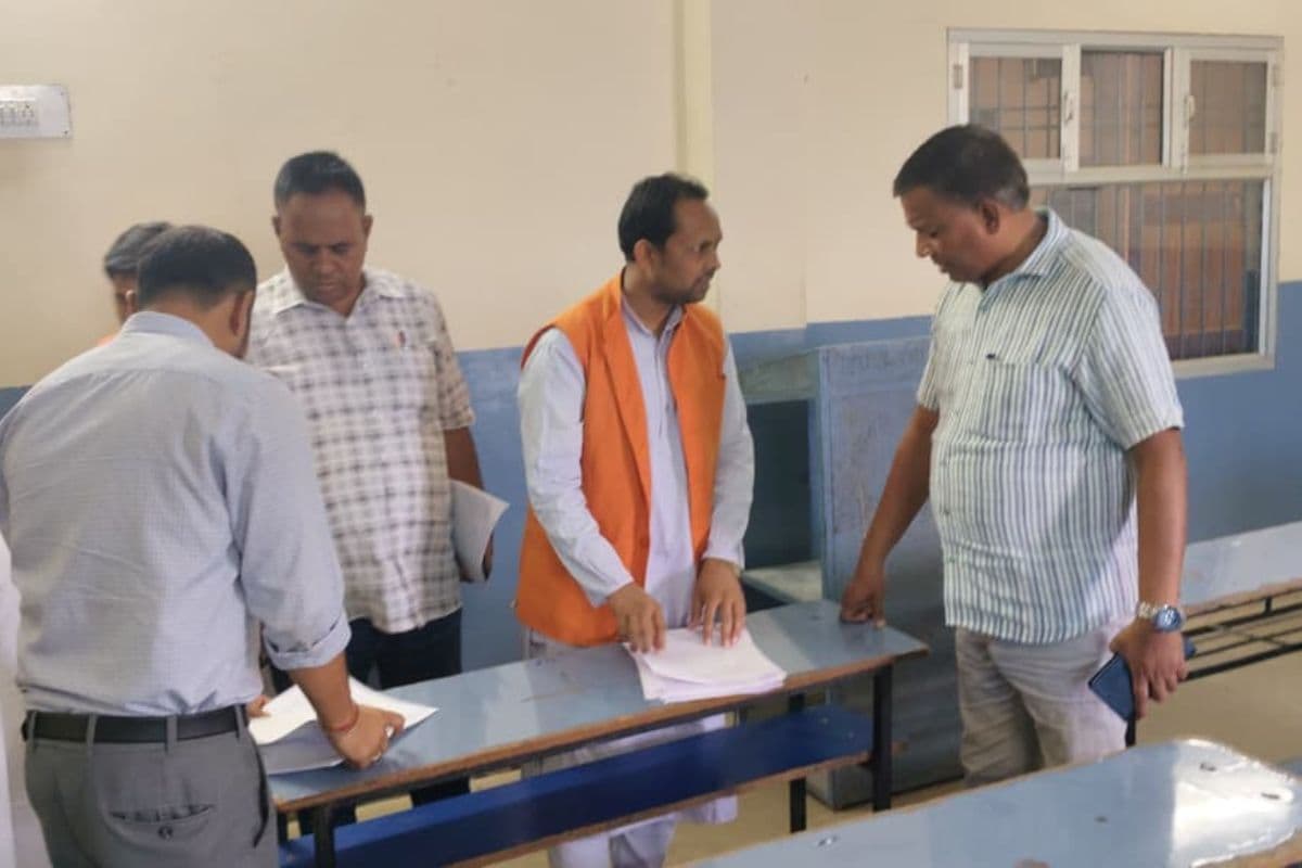 जेपीएससी परीक्षा को लेकर लातेहार में अधिकारियों की टीम ने किया केंद्र का निरीक्षण