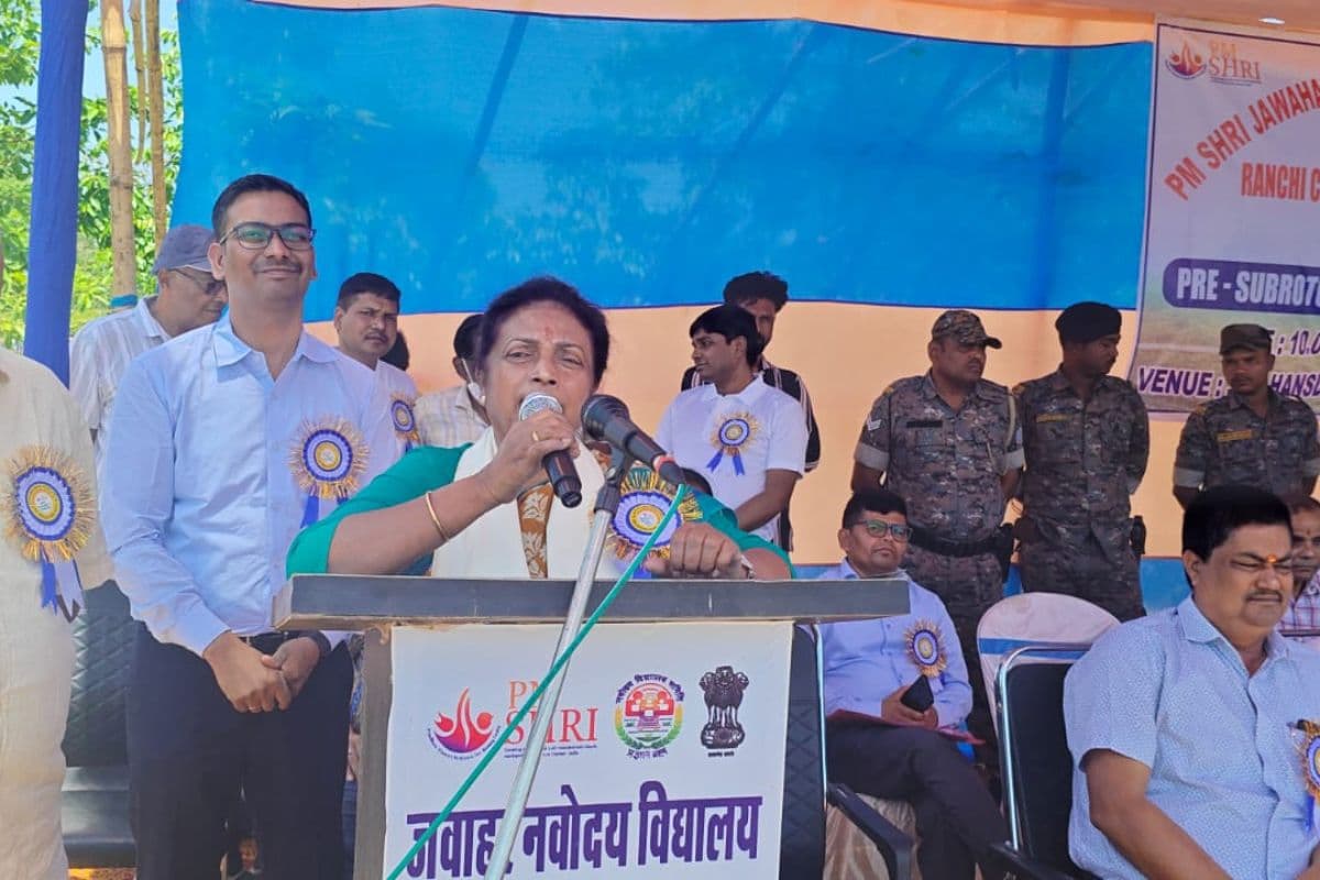 नवोदय विद्यालय हंसडीहा में क्लस्टर स्तरीय फुटबॉल प्रतियोगिता का उद्घाटन 