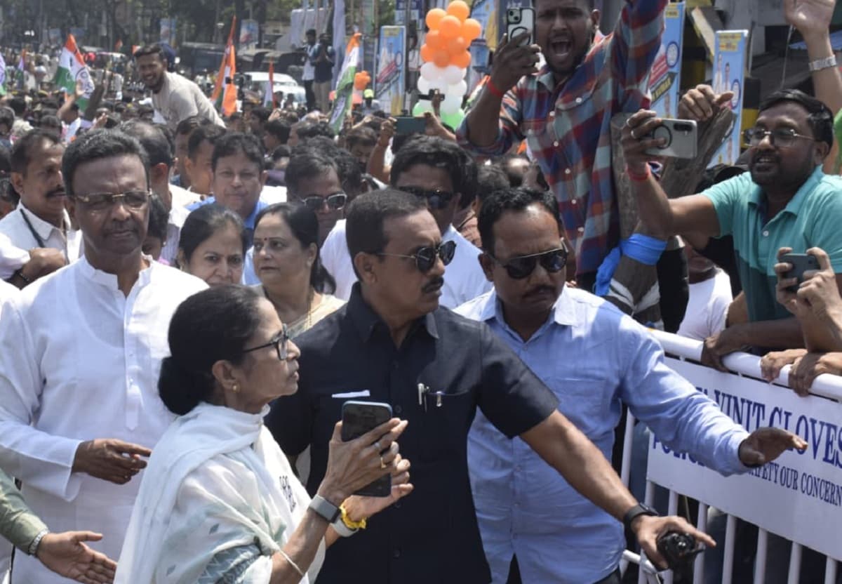 PHOTO: भवानीपुर से ममता बनर्जी का नामांकन, पदयात्रा में दिखा शक्ति प्रदर्शन