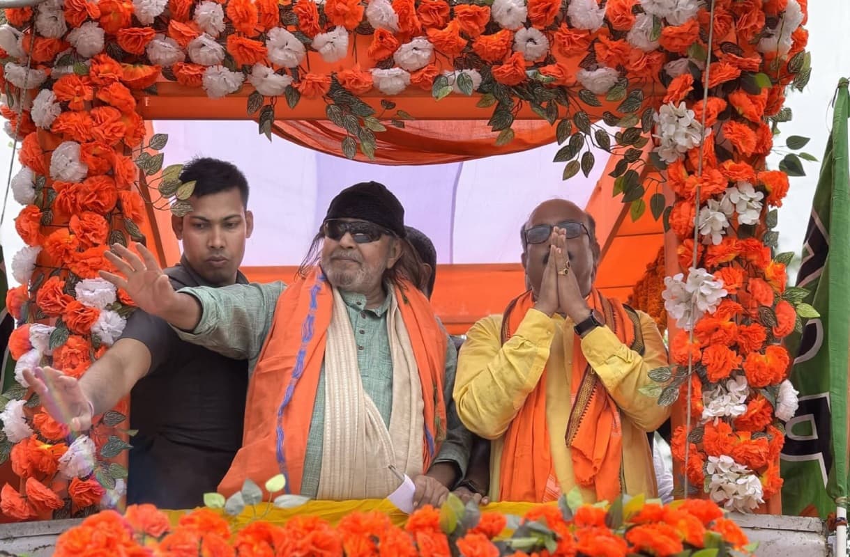 मिथुन चक्रवर्ती के रोड शो में उमड़ी भीड़, 4 मई को बंगाल में भाजपा सरकार बनने का दावा