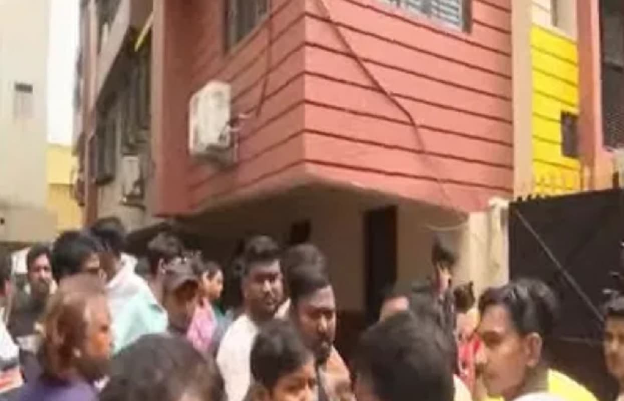 पश्चिम बंगाल में तृणमूल नेताओं पर ED और IT का एक्शन, देबाशीष कुमार के घर पर आयकर, तो साहा के घर पर ईडी की रेड