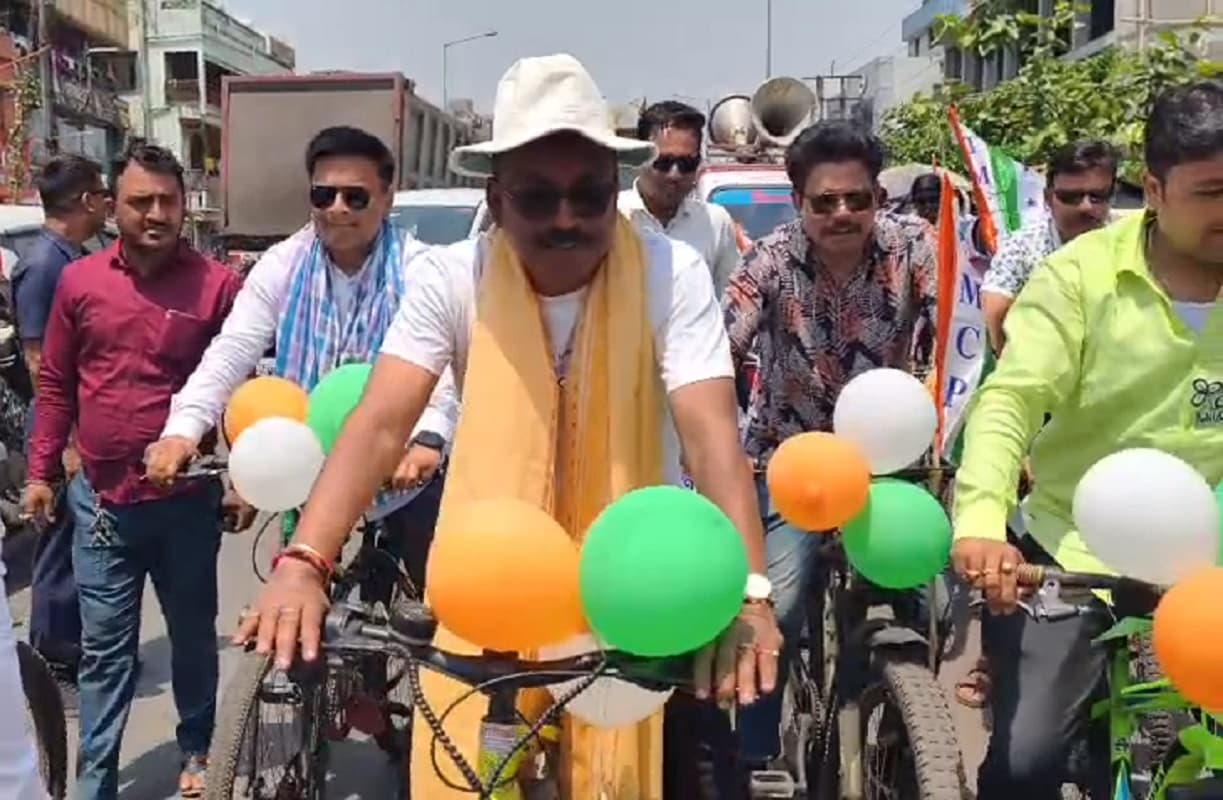 दुर्गापुर का चुनाव प्रचार: कोई साइकिल चढ़कर तो कोई मछली लेकर कर रहा जनसंपर्क