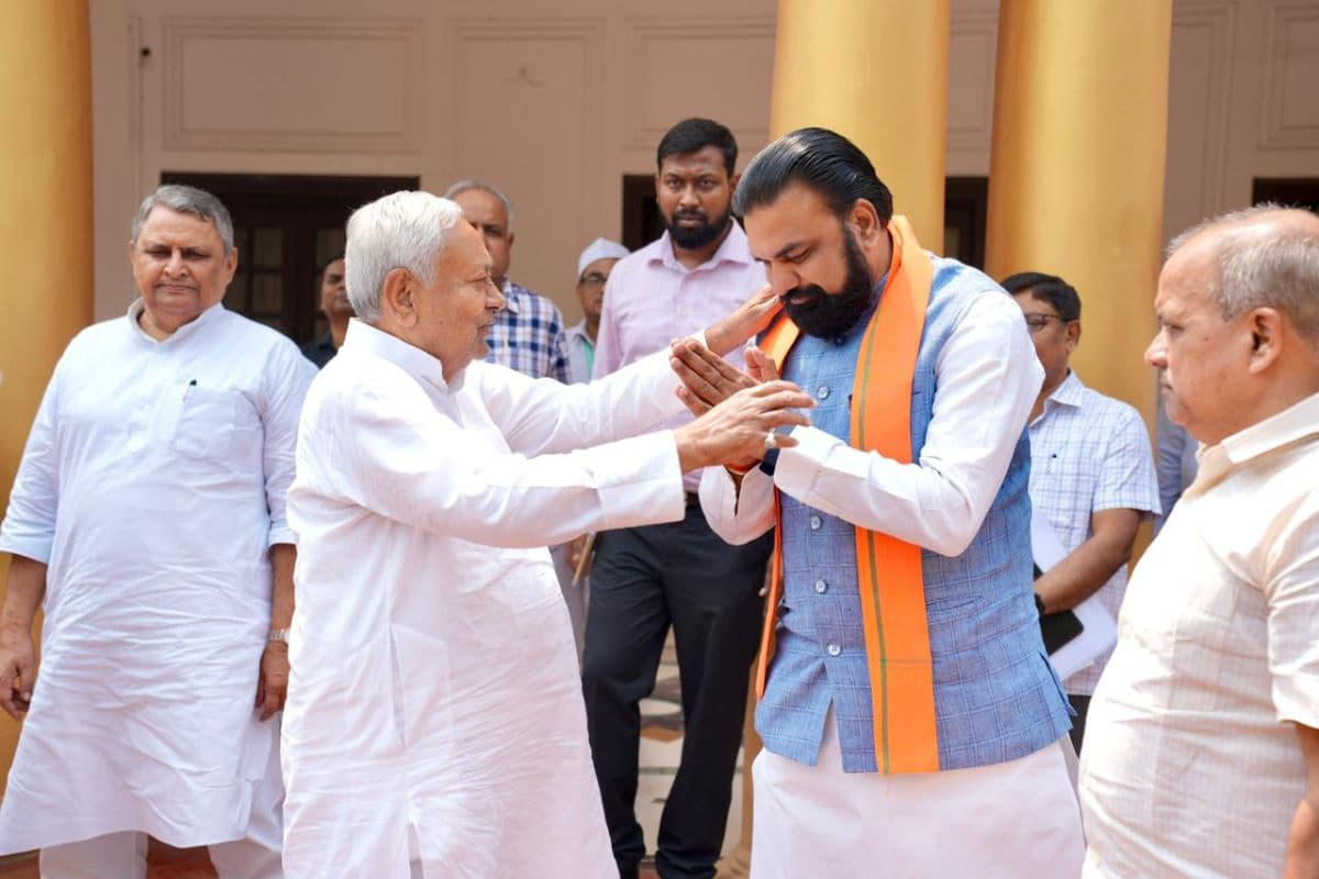 सीएम सम्राट चौधरी से मिलने पहुंचे पूर्व मुख्यमंत्री नीतीश कुमार, क्या हुई बात?