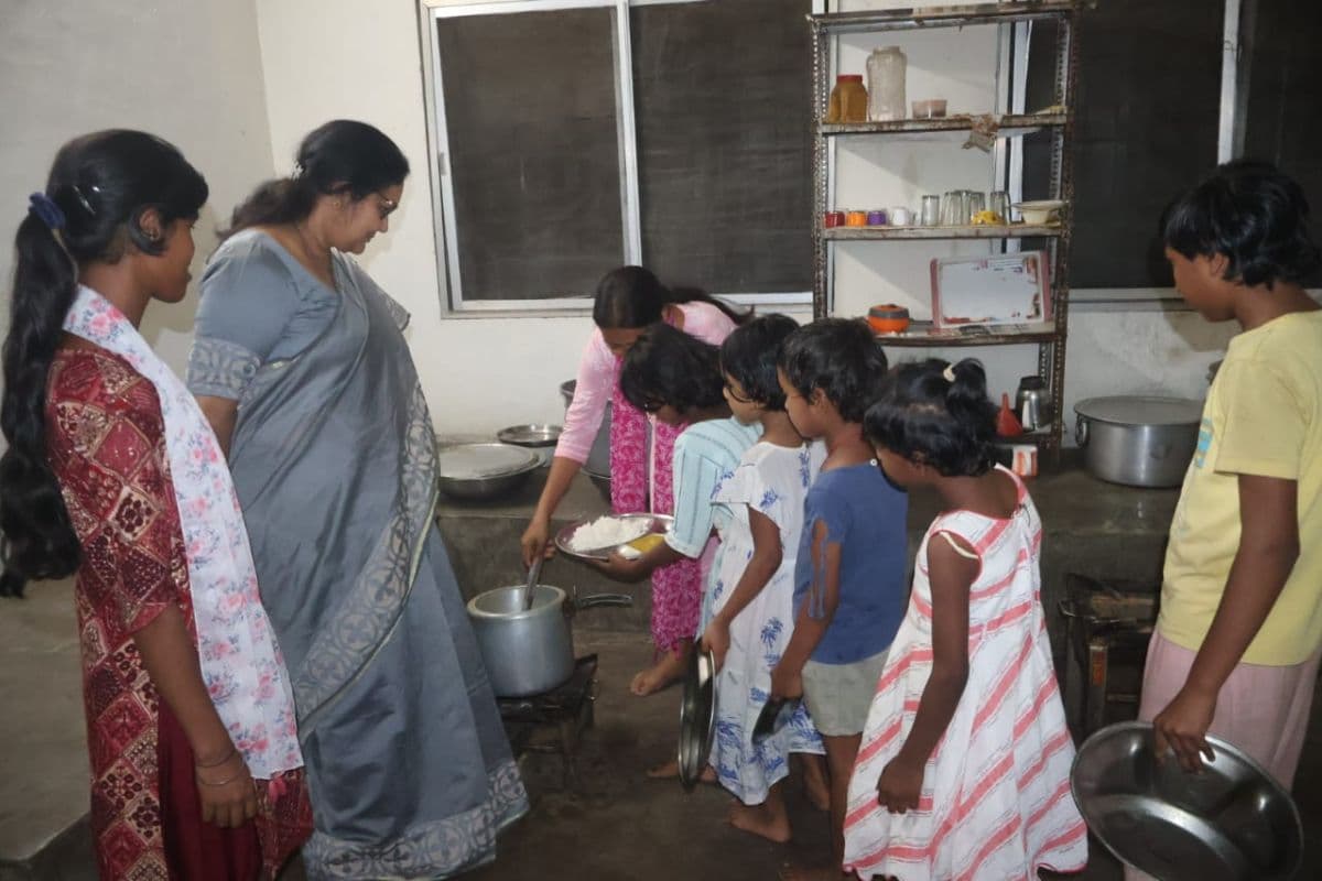 सिमडेगा में सहयोग विलेज में अचानक पहुंची डीसी, बच्चों के साथ खाया खाना