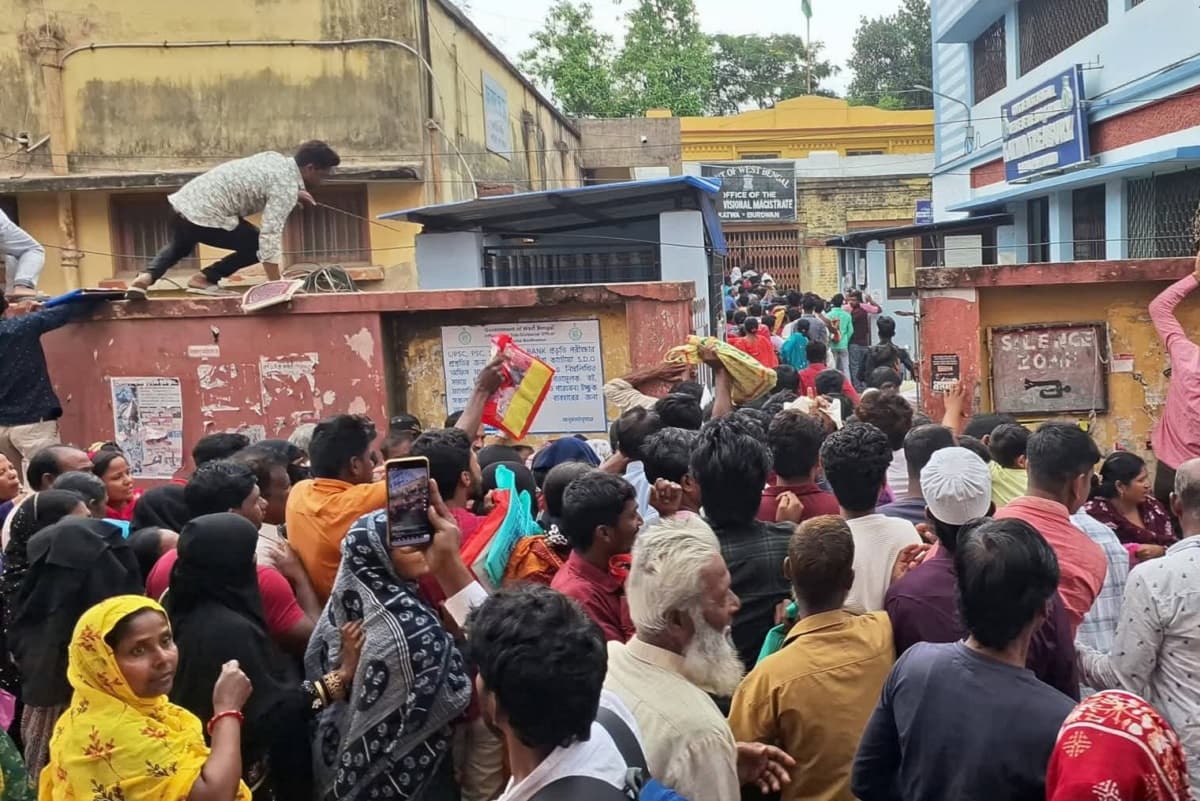 SIR Tribunal: हाथों में दस्तावेज, आंखों में उम्मीद, ट्रिब्यूनल के सामने कड़ी धूप में लंबी कतार