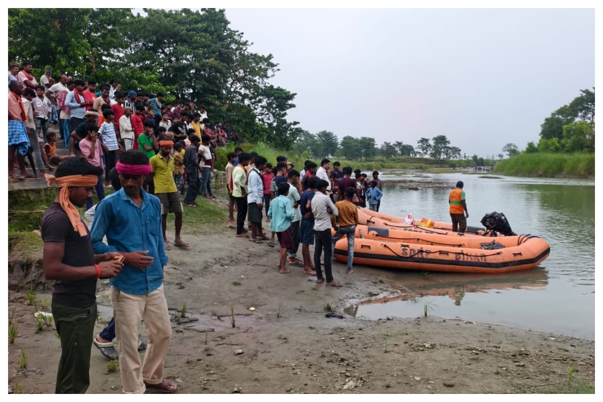 Bagaha News: तिरहुत नहर में नहाने गया 13 वर्षीय किशोर लापता, रेस्क्यू ऑपरेशन में जुटे एसडीआरएफ के जवान