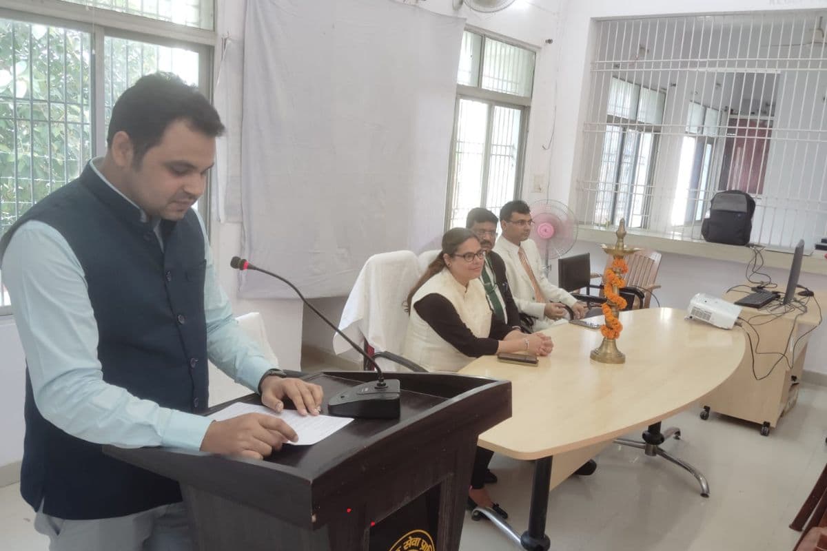 Buxar News: पीड़ितों को न्याय दिलाना गर्व की बात, बक्सर विधिक सेवा सदन में नवनियुक्त क्लर्कों का प्रशिक्षण, दिया गुरुमंत्र
