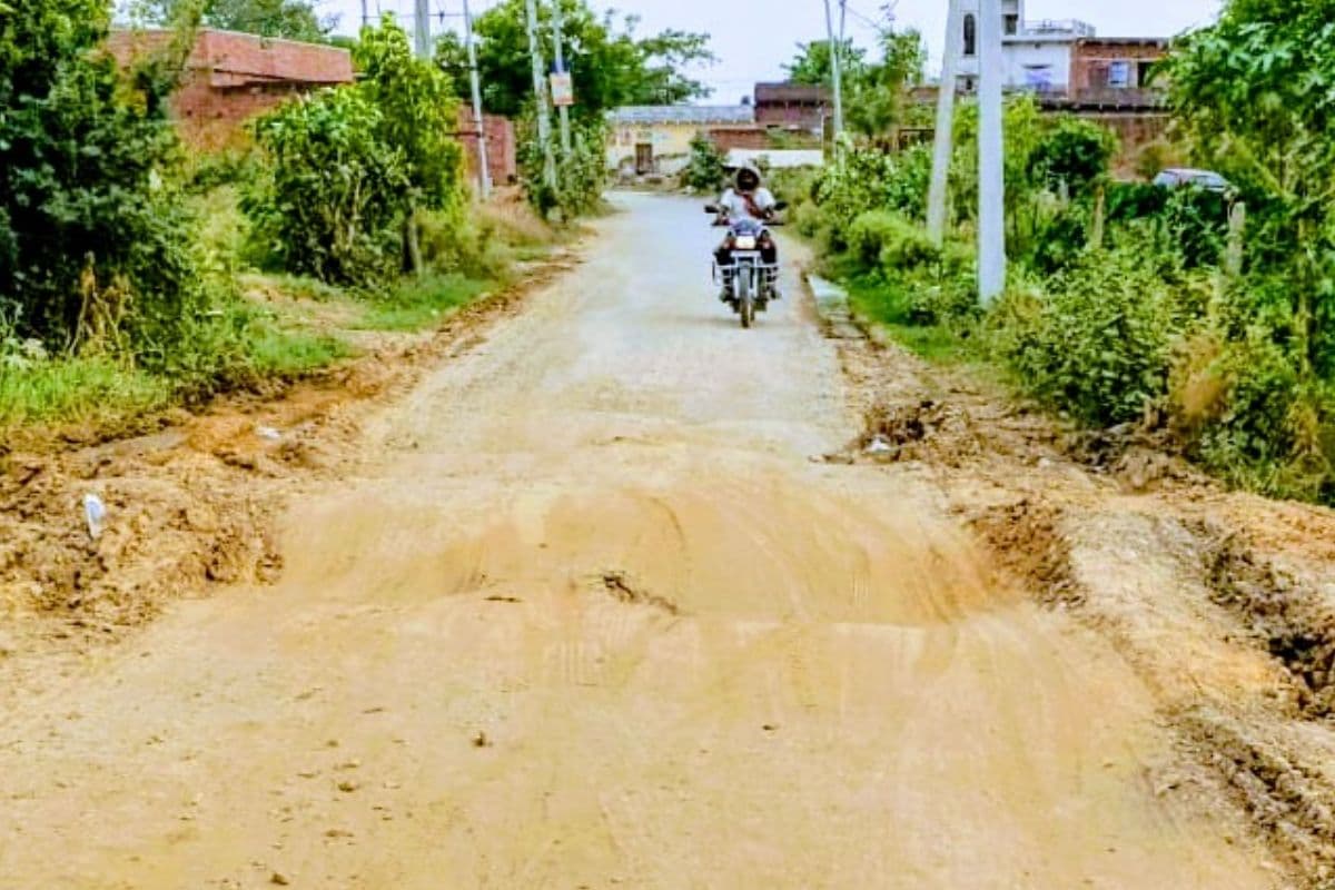 Buxar News: ईसापुर-खीरी लिंक रोड पर गड्ढों से हादसे का खतरा