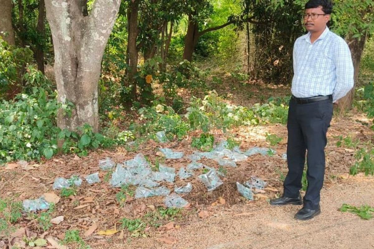 गुमला : सड़क किनारे मिले सरकारी चना दाल के दर्जनों खाली पैकेट