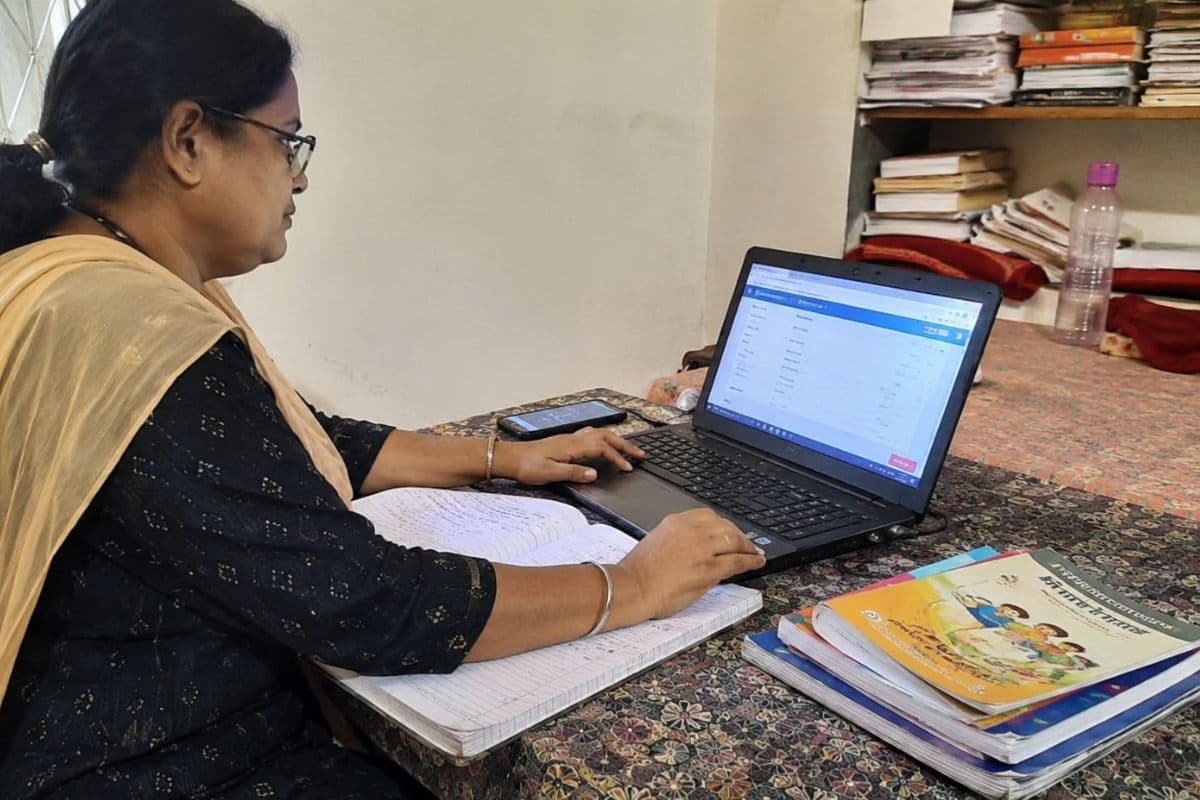 घर बैठे हाजिरी बनाने वाली शिक्षिका पर उठे सवाल, जांच में सामने आई कई गड़बड़ी