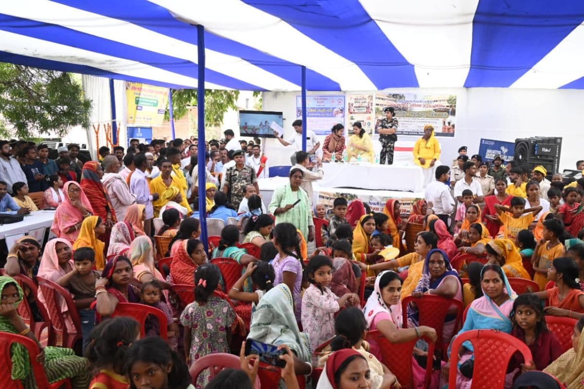 Hajipur News: जनजातीय गरिमा उत्सव शिविर में उमड़ी भीड़