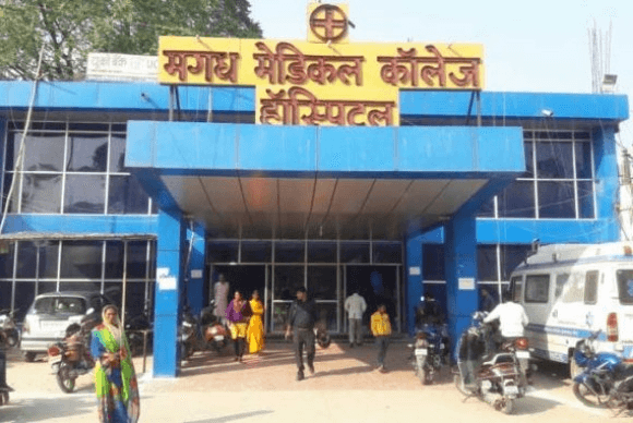 मगध मेडिकल में ”हीट इमरजेंसी”, बेड फुल, स्ट्रेचर और कुर्सियों पर इलाज