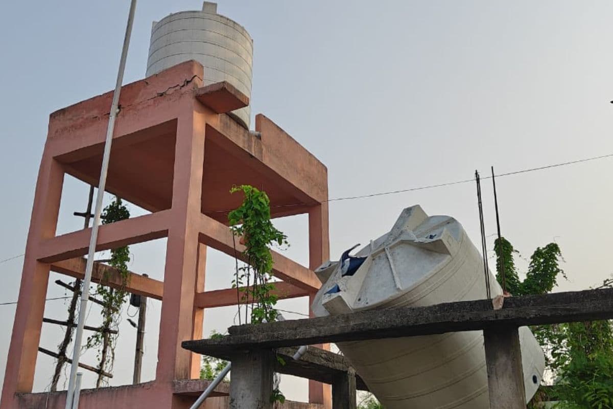 लाखों की जलमीनार बनी कबाड़! चेतन परसा में ‘हर घर नल-जल योजना’ फेल, बूंद-बूंद पानी को तरसे लोग