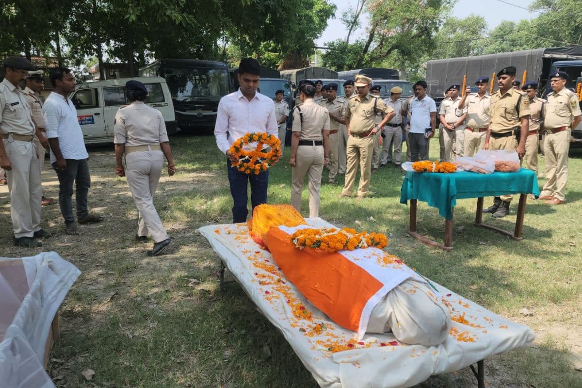 सीवान पुलिस लाइन में नम आंखों से दी गई दरोगा रविचरण राम को अंतिम विदाई, शहादत को किया गया सलाम
