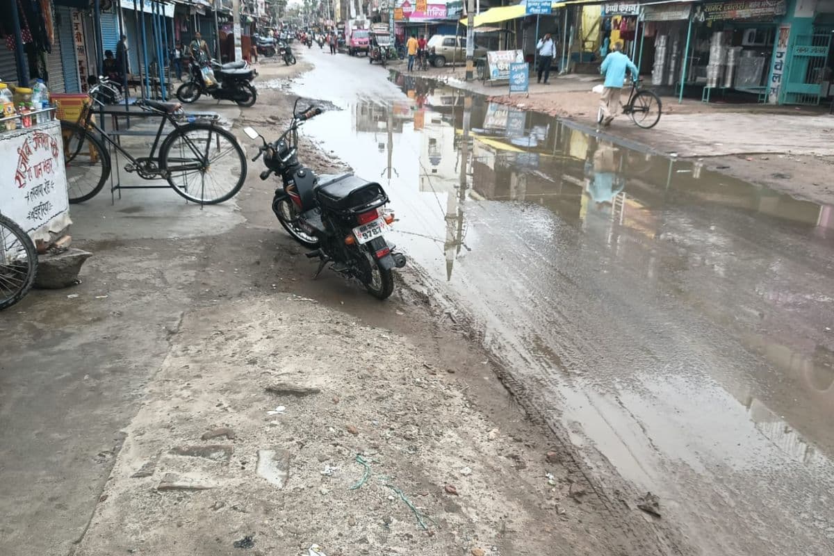 सीवान के बड़हरिया में नाली बनने के बाद भी सड़क का हाल-बेहाल, बारिश में जलजमाव से बढ़ी लोगों की परेशानी