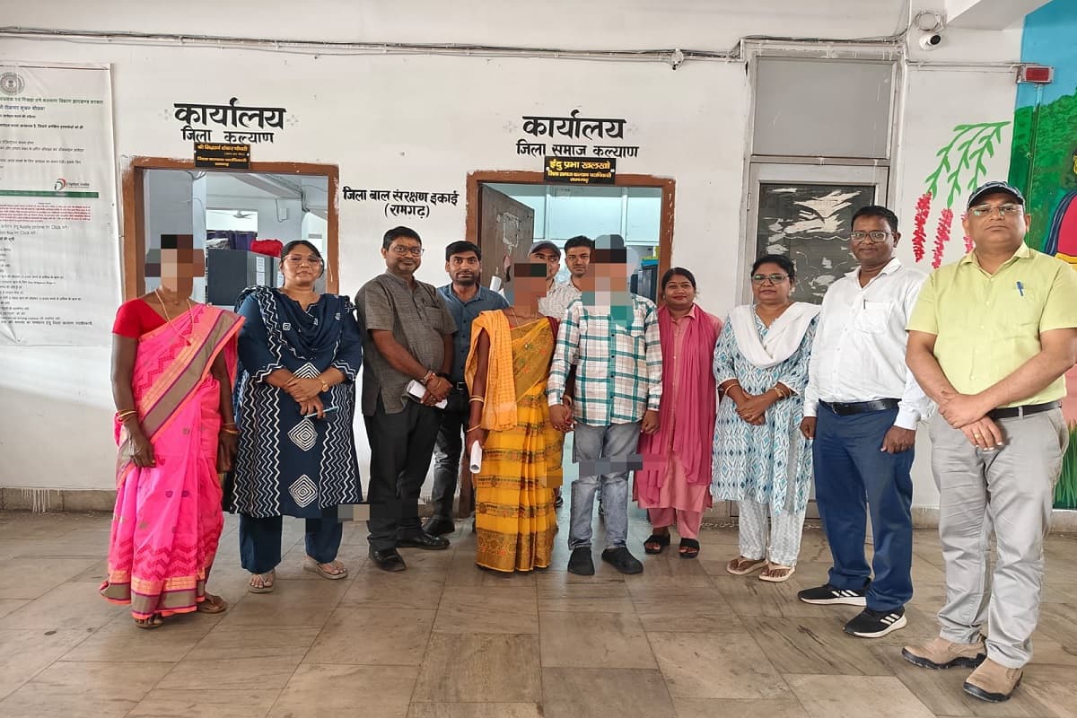 छह महीने बाद अपने परिवार से मिला मूक-बधिर बालक, प्रशासन के प्रयास से हुआ संभव