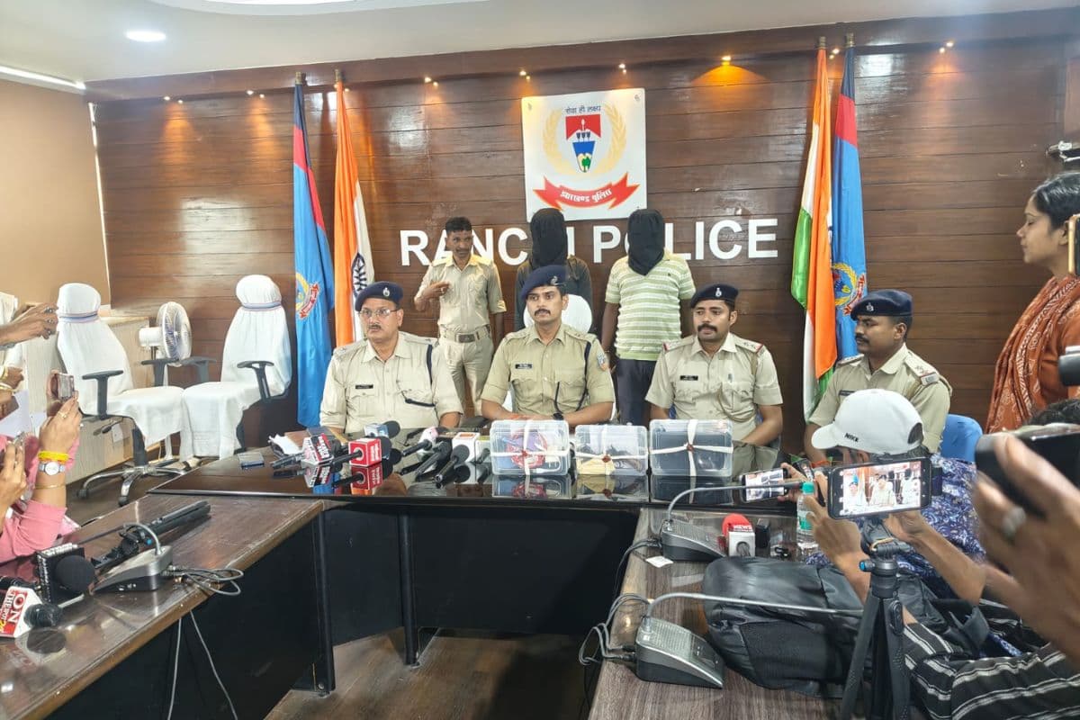 दहशत फैलाने वाले उग्रवादी सलाखों के पीछे: ईरबा के पास रांची पुलिस ने खदेड़कर दबोचा, हथियार और सिम बरामद