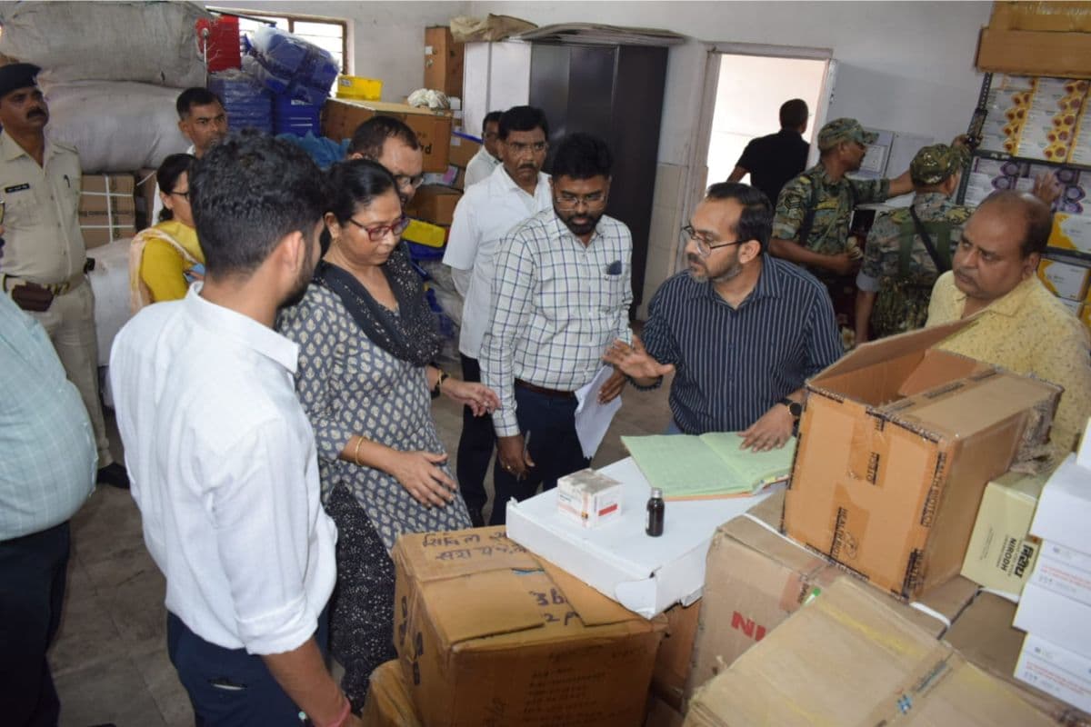 Saraikela: डीसी ने किया सीएचसी और बीपीएचयू का औचक निरीक्षण, अनुपस्थित कर्मियों का काटा वेतन