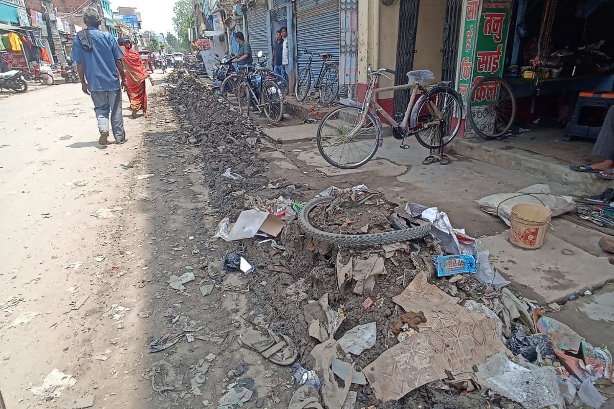 बांका में स्वच्छता के दावे फेल, सड़क किनारे पड़े कचरे से दुकानदार पड़ रहे बीमार