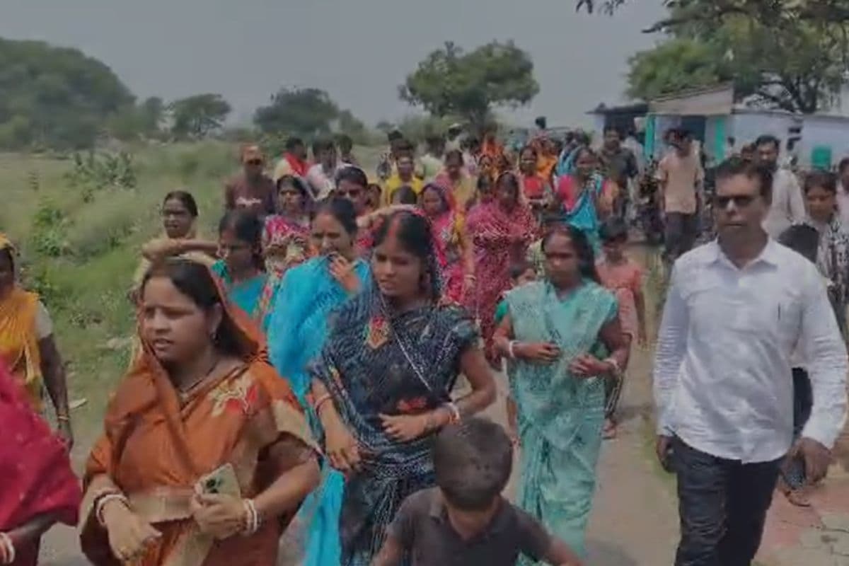 धनबाद: अवैध कोयला खनन के खिलाफ ग्रामीणों ने खोला मोर्चा