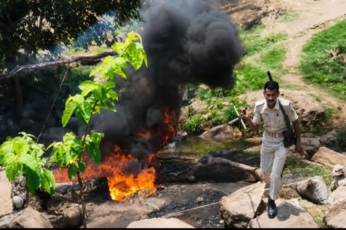 इमामगंज में अवैध शराब के खिलाफ पुलिस का एक्शन, भट्ठी ध्वस्त