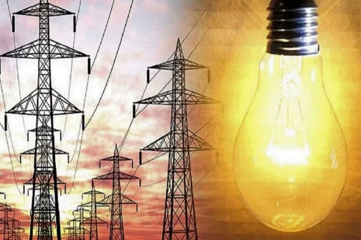 बिजली आपूर्ति की बदहाल व्यवस्था पर उपभोक्ताओं का फूटा गुस्सा, डीएम को सौंपा ज्ञापन