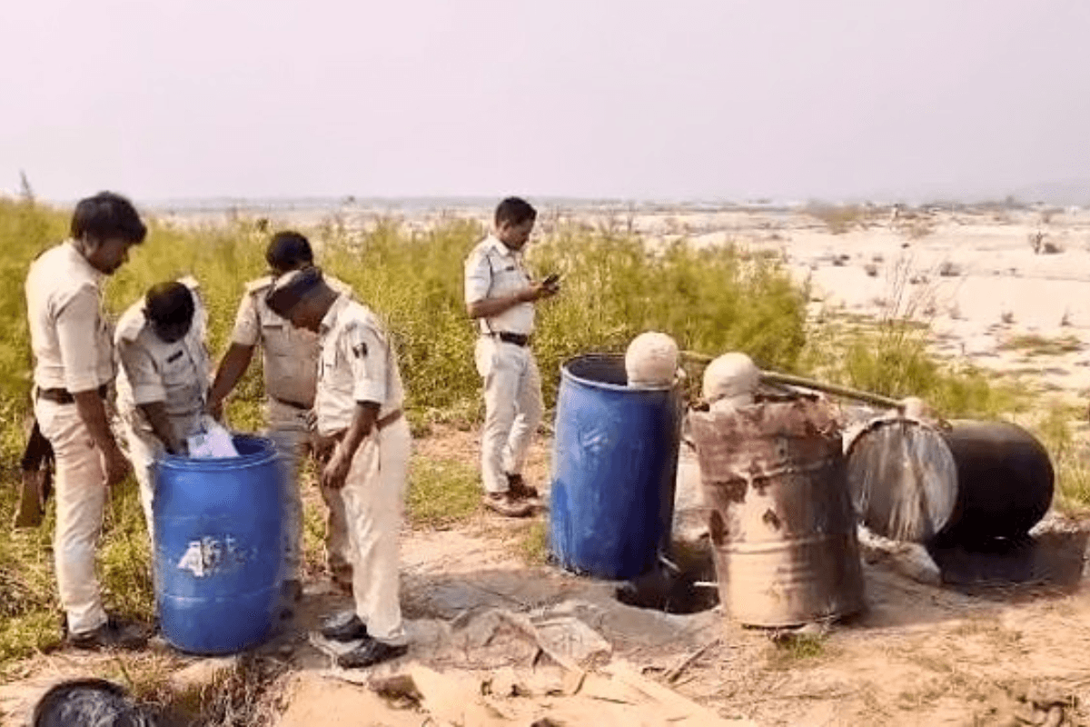 महनार दियारा में पुलिस का बड़ा एक्शन: 12 अवैध देसी शराब भट्ठियां ध्वस्त, 5000 लीटर जावा नष्ट